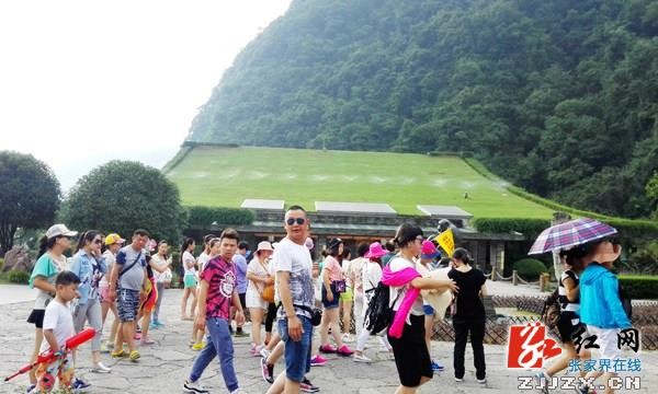 武陵源旅游一路飄紅  前7個(gè)月進(jìn)山游客突破200萬(wàn)人