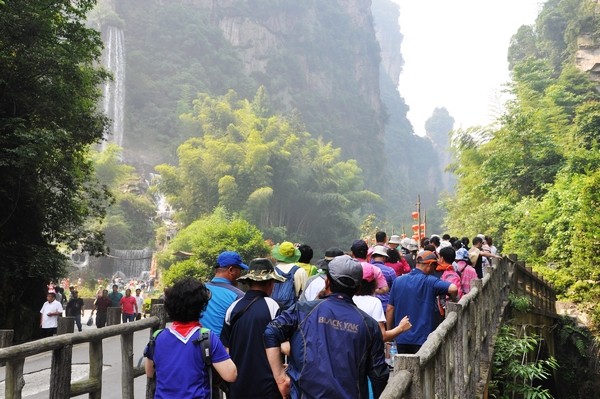 張家界寶峰湖景區(qū)推行“平安旅游”實(shí)現(xiàn)接待翻番